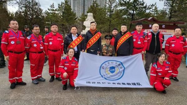 清徐县护卫者应急救援队参加了双塔公园雷锋广场举办的学雷锋活动让我们将雷锋精神传承下去