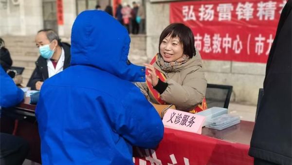 学习雷锋好榜样 3月4日上午太原市兴安社区广泛宣传发动群众开展了一场有温度有烟火气的公益集市活动