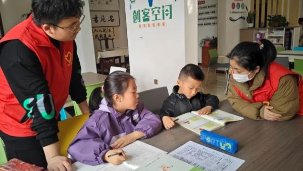 正值3月5日学雷锋纪念日吕梁市离石区青年志愿者协会在儿童服务站举办了一场别开生面的 春“锋”送暖 化爱于行 主题活动