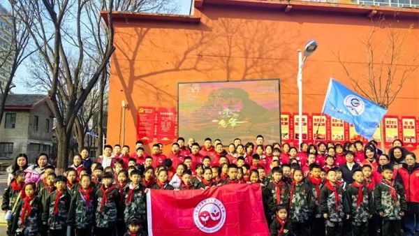 山西省太原市省军区社区联合山西雷锋精神宣讲团、东华门小学、国师街小学及省军休所第二服务站开展“继承优良传统弘扬雷锋精神”学雷锋日活动