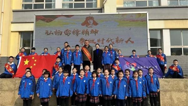 雷锋精神永传承：山西省学雷锋志愿服务总队长武钢为太原市实验小学师生讲述雷锋故事