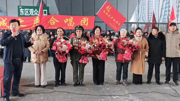 全国劳动模范李学花参加龙城之声合唱团、山西红星红传媒有限公司举办的学雷锋红歌合唱会