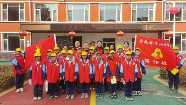 传承雷锋精神绽放时代光芒----学雷锋日太原市小返小学学生走进太原市杏花岭区比家美慈爱养护院慰问老人