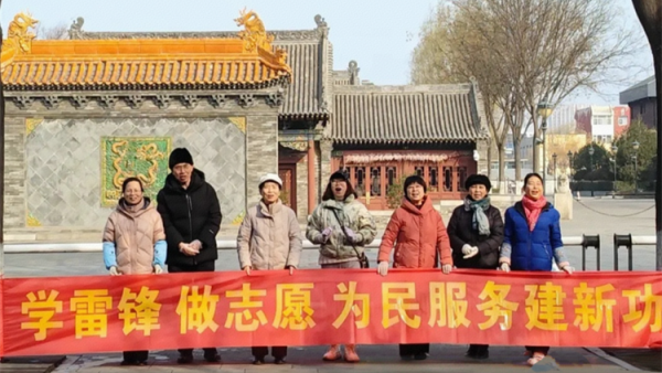 介休老年体协联合党支部开展学雷锋志愿服务活动来到城隍庙广场清洗广场上的栏杆