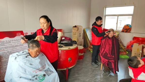 介休市敬老协会敬老助老活动3月1日走进洪山镇崇贤村为老人们理发义诊
