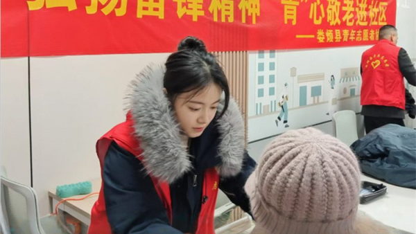 娄烦县青年志愿者协会会长李云朋联合娄烦县康宁社区、文源社区和娄家庄党群服务中心开展了敬老志愿服务活动为社区老人理发义诊