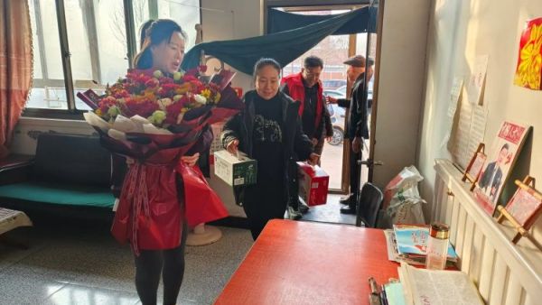 介休市敬老协会敬老助老活动抵达连福镇义和堡村王士功老人的家中为老人送上饱含关怀的节日慰问品