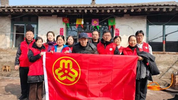 介休市敬老协会志愿者在义安镇中堡村入户特困老人82岁田英家中志愿者为老人理发洗脚、擦玻璃、打扫室内卫生、包饺子