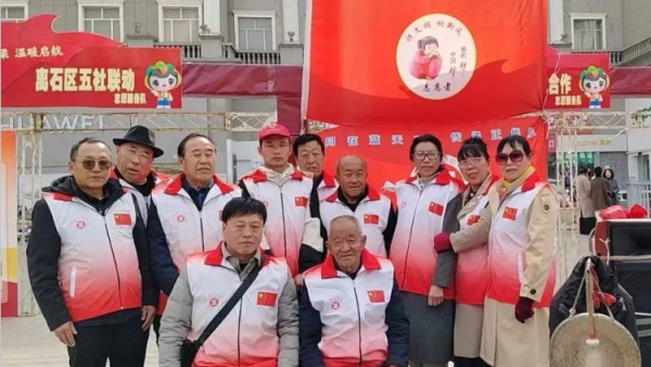 秧歌展演长效化舞动离石新风采 正能量公益山西离石讲文明志愿者协会再次开展了秧歌展演活动