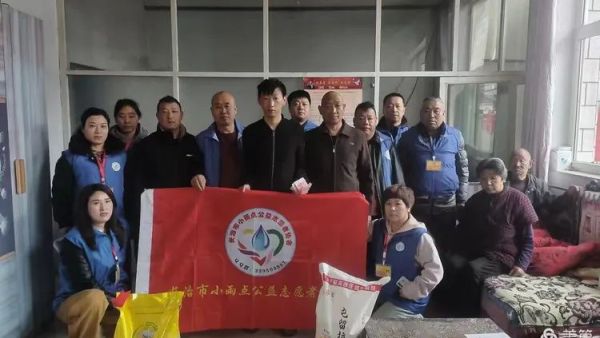 长治市小雨点公益志愿者协会志愿者到大辛庄镇小辛庄村看望白血病患者李雨晨赠送捐款1700元同时也送去了米面油蛋糕表示慰问