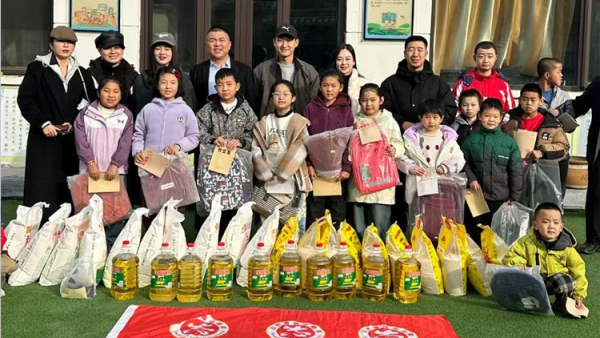 武钢带领山西学雷锋志愿服务总队志愿者走进五台杨柏峪小学慰问看望留守儿童