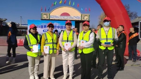 忻州环保志愿者协会组织志愿者走进定襄县开展“世界水日”与“中国水周”宣传活动引导群众认识水珍惜水保护水活动期间共发放宣传资料近1000份