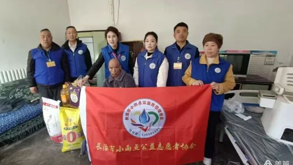 长治市小雨点公益志愿者协会来到长子县西北陈村看望残疾孤寡老人李旭并为他送去了米面油蛋糕等