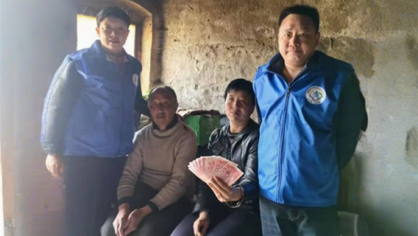 长治市小雨点公益志愿者协会慰问资助壶关县晋庄镇泽井村的困难户任小平为她送去现金贰仟元帮助治疗病情