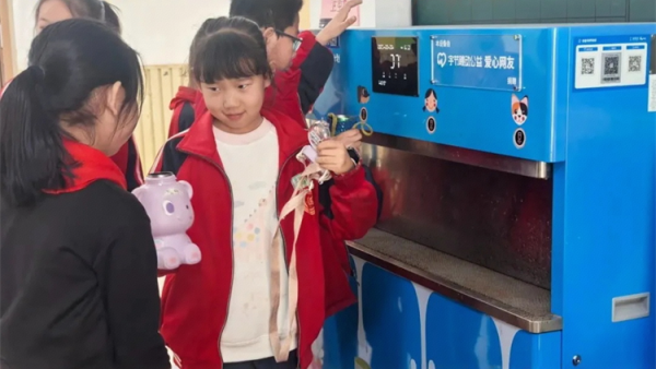 净水计划·回访日记 城东小学的甘甜是孩子们眼里的光吕梁市离石区青年志愿者协会净水计划项目组的志愿者们再次踏入城东小学为净水设备体检