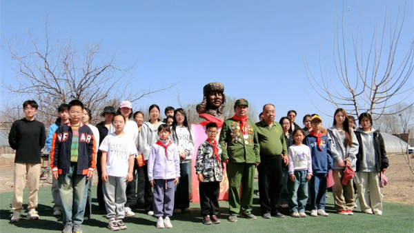 学雷锋树新风育新人田间地头见真情 山西省文化发展基金会工会委员会与学雷锋标兵赵海生联手设立了爱心菜园组织志愿者参加种地活动
