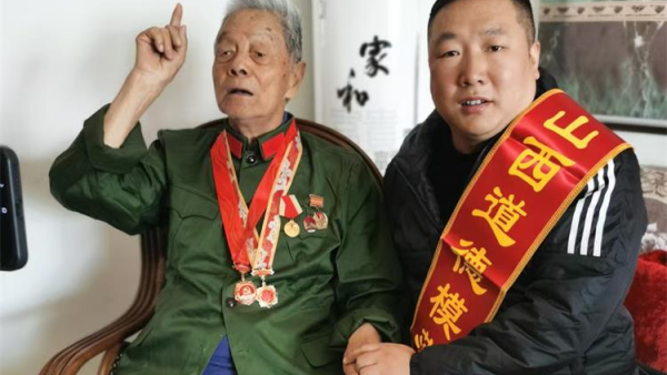 山西省道德模范何作冻看望98岁的革命前辈曹庆云为98岁老兵曹庆云喜庆生日聆听他讲述过去的峥嵘岁月