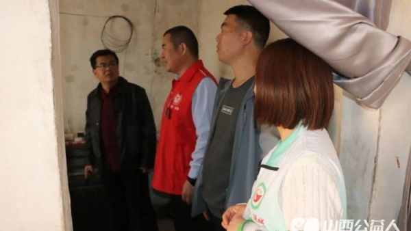 深入走访精准帮扶困境群体 盐湖区第一时间志愿者协会联合运城市爱心驿站社会工作服务中心走访了三户特困供养人员家庭送去了关心关怀