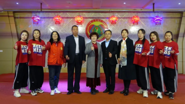 古交市“太原好人”薛建锋联合心连心艺术团小分队志愿者去古交市敬老院演出节目送上香甜的爱心面包