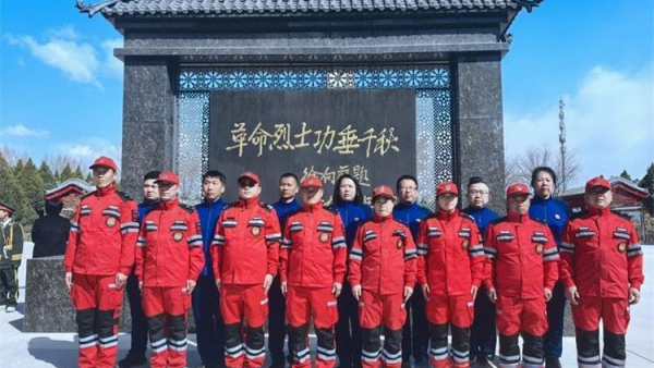 清明祭英烈 忠诚铸队魂——忻府区蓝盾应急救援队开展烈士陵园清明祭扫活动