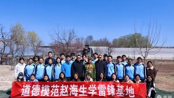 田间学种菜感悟雷锋精神 山西应用科技学院、山西财经学院学生走进太原市“活雷锋”赵海生种菜基地开展劳动实践活动