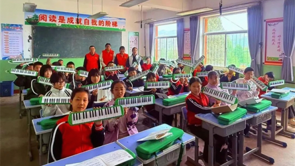 口风琴再响孩童音乐梦续航 吕梁市离石区青年志愿者协会在信义中心校开展口风琴志愿服务教学为乡村的孩子们带去更多的音乐惊喜