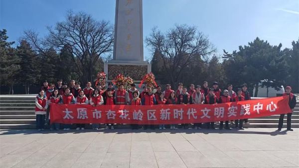 太原市杏花岭区新时代文明实践中心杏花红志愿者服务中心组织志愿者前往太原牛驼寨烈士陵园给烈士们擦碑打扫卫生