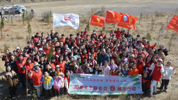 播种绿色关爱自然 阳泉市第20届义务植树活动举行阳泉义工联组织义工及义工家属共190多人来到汉河沟村植树基地栽下绿色掀起春季绿化新高潮