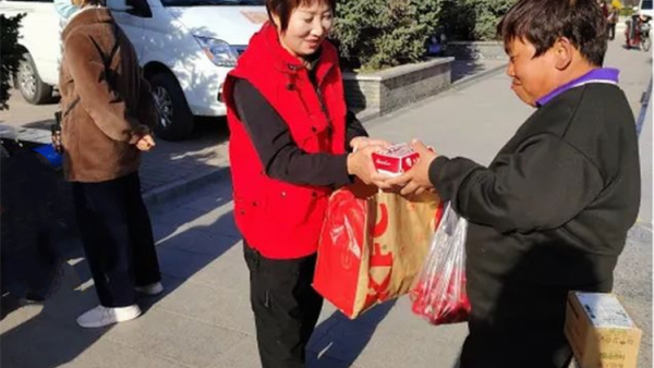 忻州市志愿服务联合会春晖公益活动站向忻府区怡居苑小区老人儿童及困难家庭捐赠爱心汉堡200余份送上春日温暖汉堡由春晖志愿者寇健赞助