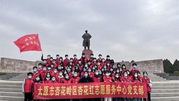 太原市杏花岭区杏花红志愿服务中心志愿者去太原市牛驼寨革命烈士陵园悼念革命先烈擦拭烈士墓碑