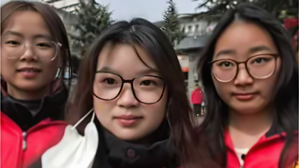 2025年3月阳泉市义工联合会组织大学生“护学岗”在北大街小学服务校园周边交通秩序