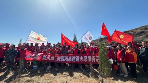 阳泉市委社会工作部组织的 “泉志愿・新风尚” 美丽阳泉建设志愿服务活动在汉河沟植树基地开展市义工联组织20余名义工积极参与