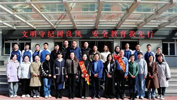 太原好人张会芳携爱心企业在太原师范学院附属中学举行爱心企业公益捐赠捐赠爱心读书卡