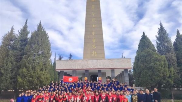 缅怀先烈！临汾市志愿服务联合会组织350余名中小学生及社会爱心志愿者走进临汾烈士陵园举行祭扫活动缅怀革命先烈