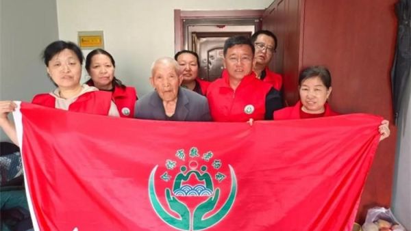 介休市敬老协会志愿者来到绵山镇后党峪小区入户86岁特困老人孙士功家中服务老人