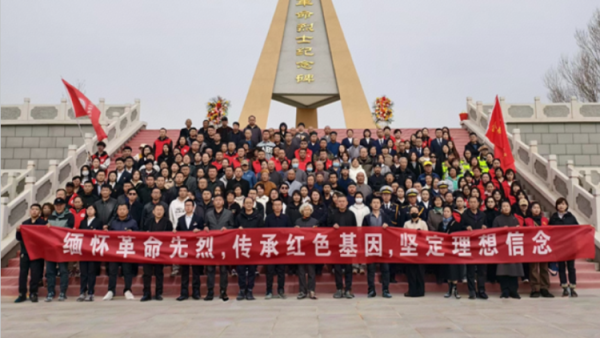 浑源县残联扶残助残志愿者协会组织志愿者去烈士陵园参加祭扫活动