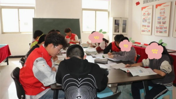 爱心辅导助力成长----盐湖区第一时间志愿者协会大学生志愿者开展困境儿童作业辅导活动