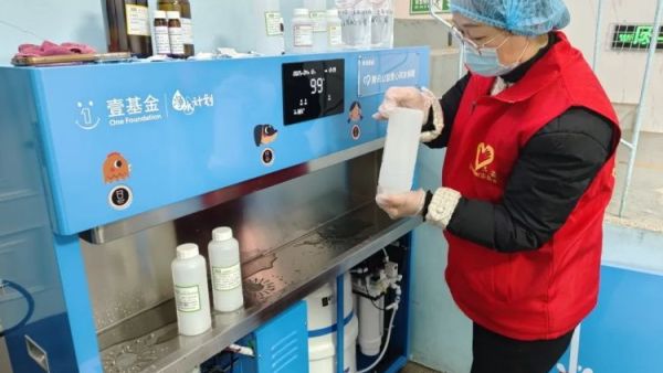 大风拦路?公益暖流势不可挡!吕梁市离石区青年志愿者协会冒着狂风在长治路小学凤山底校区安装净水机