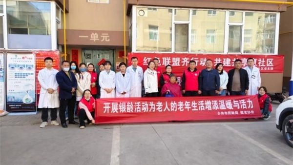 志愿服务进社区健康活动暖人心----2025年4月9日介休市敬老协会志愿者在东南街道南大街社区为老人们爱心理发按摩理疗义诊