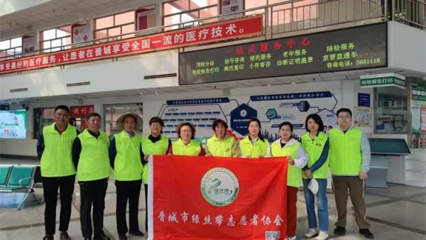 晋城市绿丝带志愿者协会的志愿者们带着满满的爱心与专业工具走进晋城合聚心脑血管病医院为患者和家属开展义务理发服务