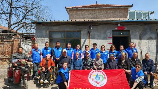 情系北岗爱暖夕阳银发庆生 长治市小雨点公益志愿者协会思源分会王新丽会长的带领下志愿者一行19人来到北岗村为孤寡老人过集体生日