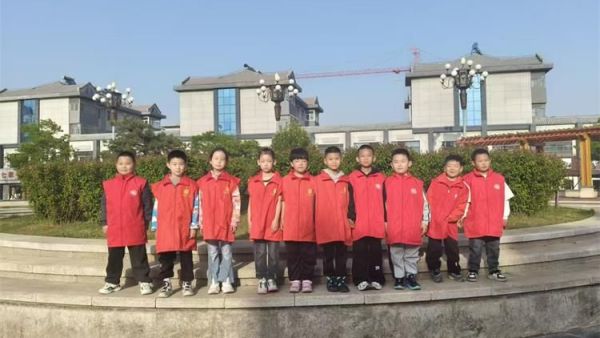 长治市微尘公益协会组织幼儿园小朋友参加爱护家园环境社区实践活动