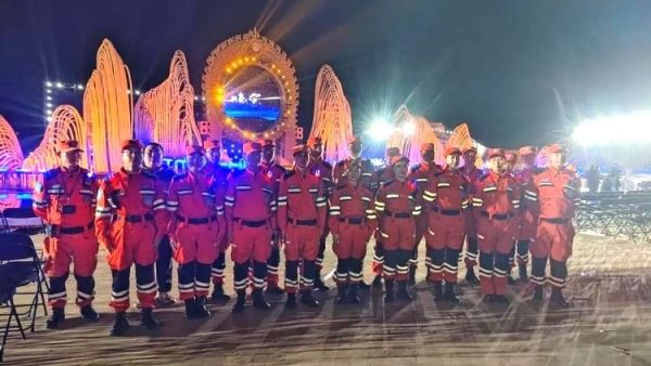 晋中青年应急志愿者在晋中潇河莲花湾景区为“怡然见晋中.遇见花火夜”大型创意焰火秀保驾护航