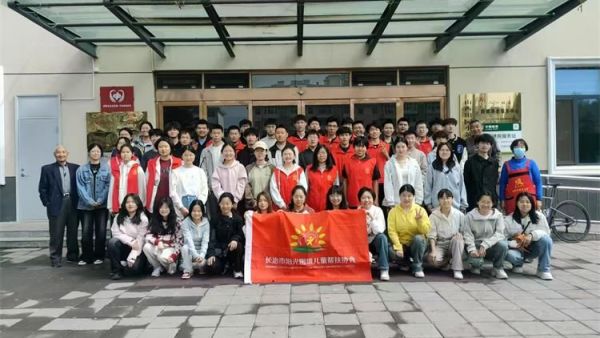 长治市阳光困境儿童帮扶协会走进八一社区居家养老服务中心义务理发+打扫卫生志愿活动