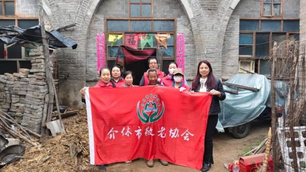 介休市敬老协会志愿者走进张兰镇下李候村入户84岁特困老人张乾文家中为老人打扫室内外卫生、理发、包饺子