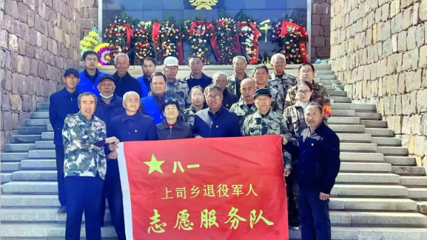 长治市小雨点公益志愿者协会4月份主题党日活动参加武乡县下司村“缅怀革命先烈 弘扬爱国精神”烈士陵园祭扫活动