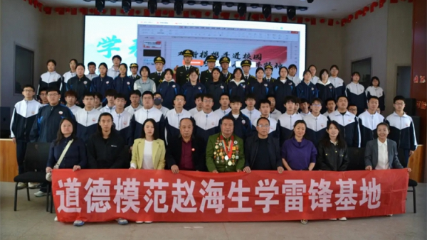 第三十届世界读书日太原市赵海生带领学雷锋志愿者走进太原市娄烦县中等职业学校为百余名学生捐赠学习生活物资