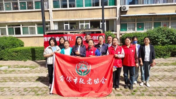 志愿服务进社区健康活动暖人心——介休市敬老协会组织志愿者4月23日在北坛街道崇文街社区服务老人