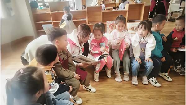 书香浸润社区阅读点亮未来 长治市正能量公益协会志愿服务走进颐龙湾社区与六一星系幼儿园开展了一场全民阅读系列活动