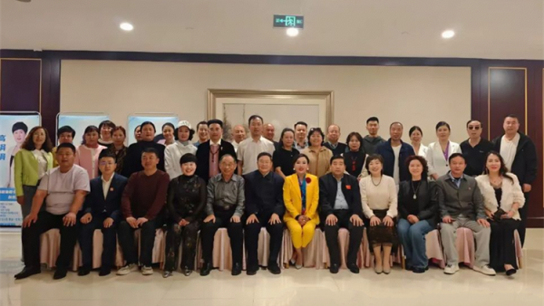 澳门会芳国际贸易促进会在太原市举办了利他才能利己为主题的百人大型公益活动践行利他才能利己理念共筑公益与发展新篇